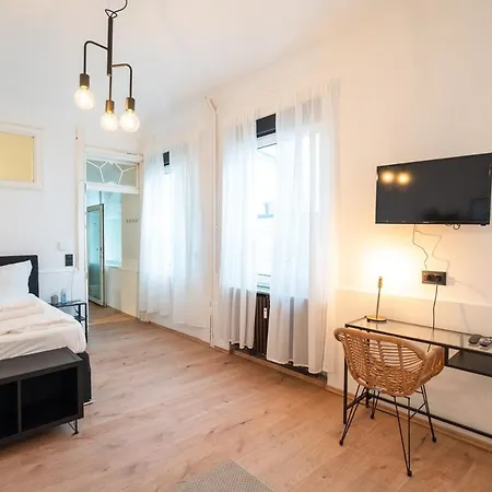 Modern And Cozy Near Main Station شقة