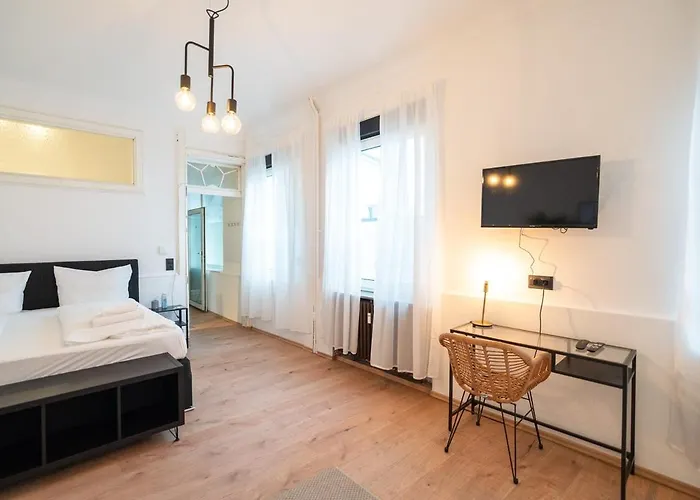 Modern And Cozy Near Main Station Apartment